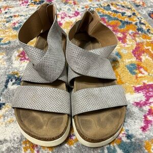 Light grey platforms